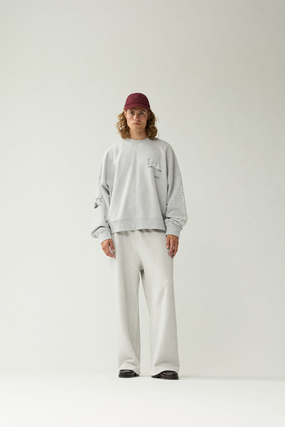 KNOCKED CREWNECK van New Amsterdam Surf Association in de kleur grijs — afbeelding 1 van 4