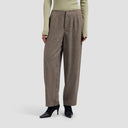 WOOL HERRINGBONE BARREL LEG PANT van OLAF HUSSEIN in de kleur bruin — afbeelding 1 van 4
