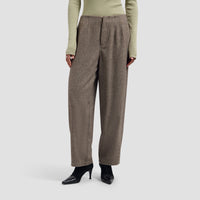 WOOL HERRINGBONE BARREL LEG PANT van OLAF HUSSEIN in de kleur bruin — afbeelding 1 van 4